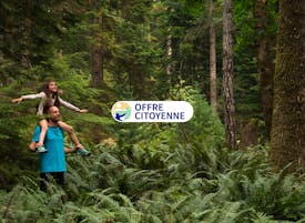 image d'un père avec sa fille sur les épaules lors d'une ballade en foret. Logo de l'offre citoyenne AXA en surimpression, centré dans l'image