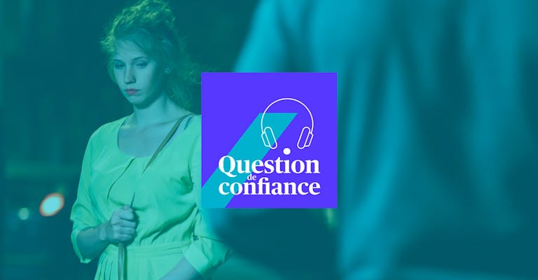 Photo d'une jeune femme inquiète qui croise un homme dans une rue la nuit. Logo de "question de confiance" en sur impression centré dans l'image.