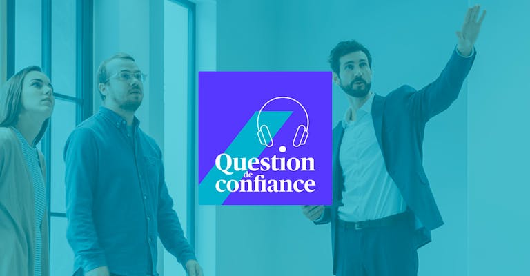 Image d'un couple en train de faire la visite d'un appartement avec un agent immobilier. Logo de l'émission "Question de Confiance" centré, par dessus l'image.