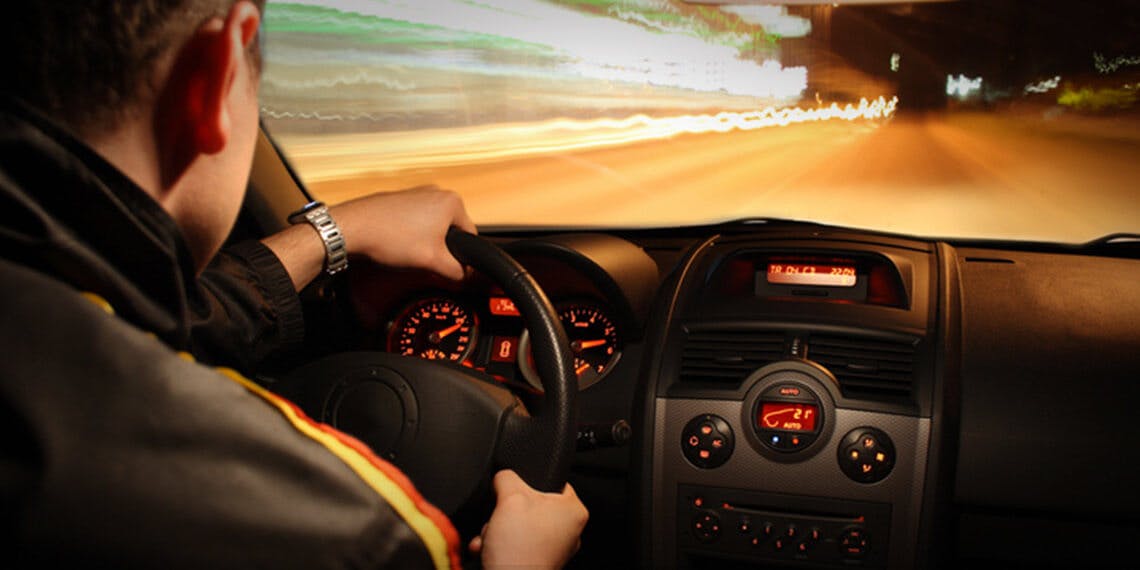 jeune conducteur au volant voiture vitesse 