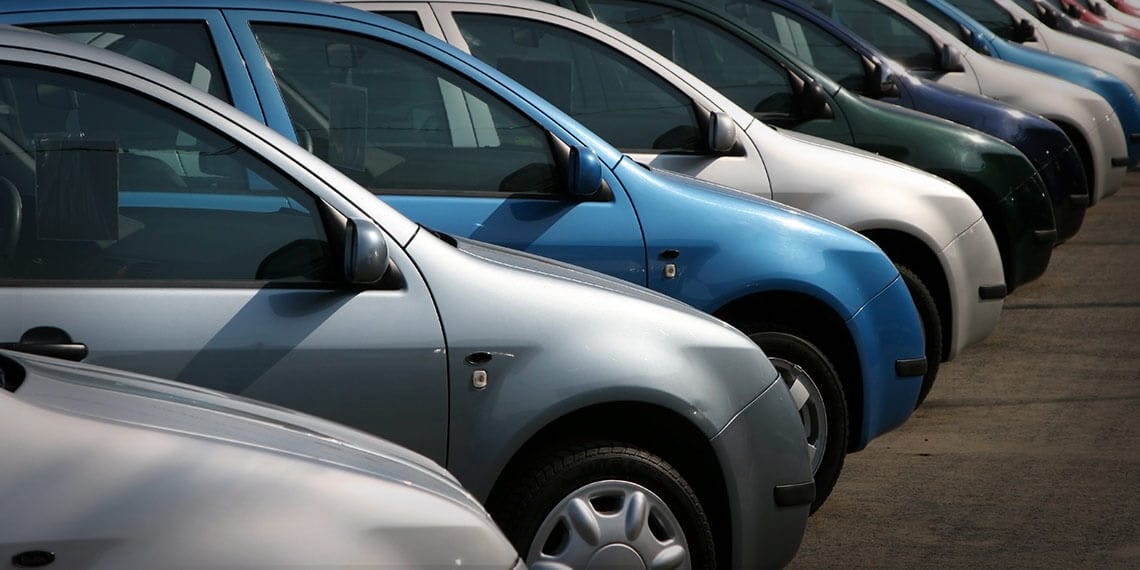 voitures alignées parking