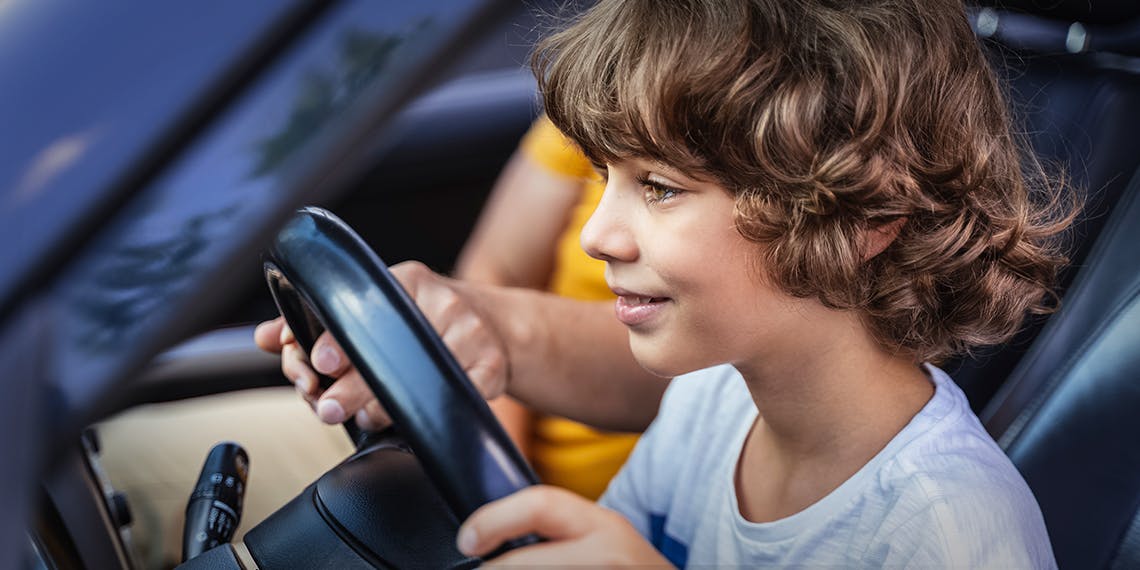 Conduire une voiture dès l'âge de 10 ans, c'est possible ! - Direct  Assurance