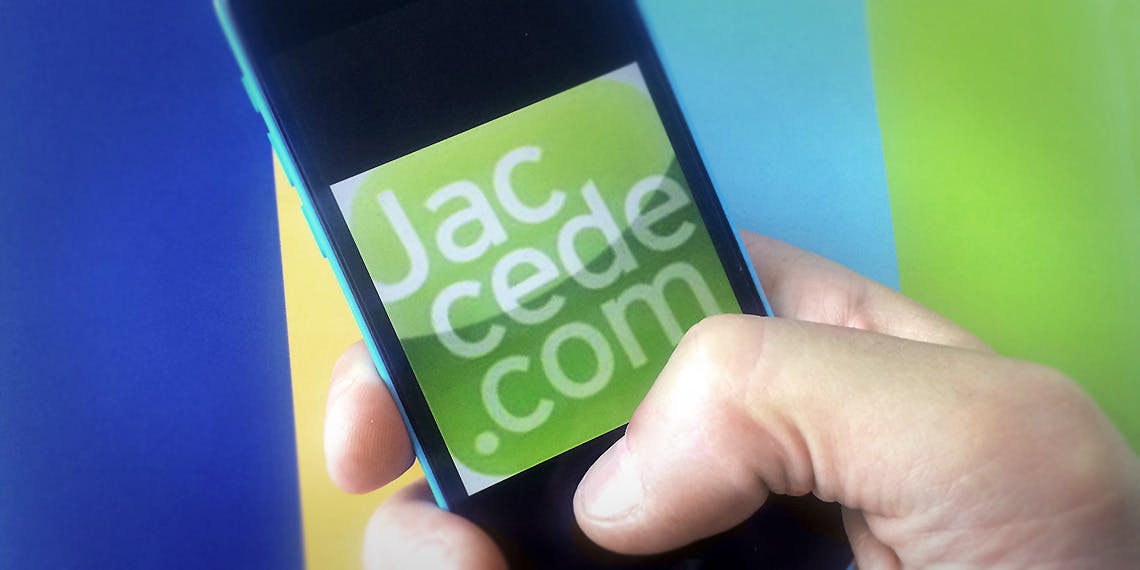 Une quinzaine de participants, quelques fauteuils roulants et le plein de bonne volonté et d’enthousiasme : voici un modèle de dispositif proposé par Jaccede.com, le premier guide collaboratif des bonnes adresses accessibles entre autres aux personnes en situation de handicap.
L’idée est simple : il s’agit de répertorier tous les lieux possibles pour permettre de partager les informations et de valoriser les établissements accessibles. Car chacun doit pouvoir sortir.
Vous pouvez individuellement contribuer à ce guide. A l’occasion d’une visite dans un lieu public (restaurant, bar, magasin…), vous réalisez rapidement un audit de l’endroit sur des critères d’accessibilité très simples : hauteur de marches, largeur des portes, accès aux toilettes … et vous reportez directement toutes les infos sur l’appli.
Julien, le Community Manager de Direct Assurance, a testé cette plateforme en avril dernier et nous dit tout !
Julien, comment s’est passée cette expérience ?
– Ce fut très enrichissant. J’avais déjà eu l’occasion d’accompagner ma grand-mère, qui est en fauteuil, mais je ne m’étais jamais retrouvé moi-même dans cette situation. Immédiatement, on se rend compte des contraintes que peuvent rencontrer les personnes à mobilité réduite.
Justement, la mobilité réduite, ça concerne beaucoup de monde…
– Oui, on pense naturellement aux personnes handicapées. Mais la mobilité réduite concerne aussi les femmes enceintes, les personnes âgées ou provisoirement immobilisées… soit 1/3 des Français. L’intégration de tous à la vie de la cité suppose une réelle mixité sociale et par conséquent, une véritable ouverture d’esprit à la différence.
Comment ont réagi les commerçants ?
– J’ai été agréablement surpris par leur accueil et ce, même si leur établissement n’était pas totalement accessible. J’ai ressenti parfois un vrai sentiment de solidarité et des personnes remplies de bonne volonté.
Quels ont été les moments forts ?
– Il y en a eu plusieurs. Une fois assis dans le fauteuil … j’ai pris conscience des pavés des trottoirs parisiens, des devantures de boutiques surélevées, des passages piétons auxquels je n’avais quasiment jamais prêté attention.
Ensuite, alors que je redoutais de rentrer dans les boutiques, l’accueil la plupart du temps m’a vraiment surpris positivement. J’ai été pris en charge avec gentillesse et bienveillance…
Clairement, certains lieux restent inaccessibles pour des personnes à mobilité réduite. Cela a changé ma vision de la « ville ». Et je n’ai pas cessé de penser à la difficulté de prendre le métro.
Si vous souhaitez vous aussi devenir bénévole, n’hésitez pas. Et, comme Julien, partagez et échangez cette expérience autour de vous…. et avec nous !
Sources :
http://www.jaccede.com/fr/a/applis-mobiles/
Jaccede.com : agir pour la mobilité et l'accessibilité