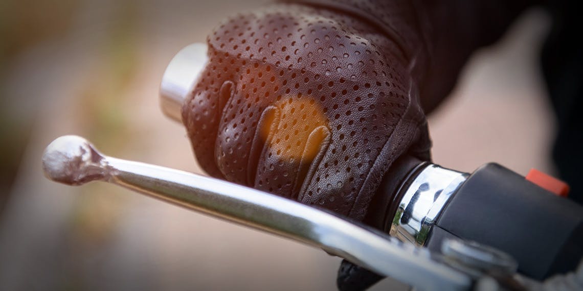 Direct Assurance - En cas de chute en moto : des mains mieux protégées.