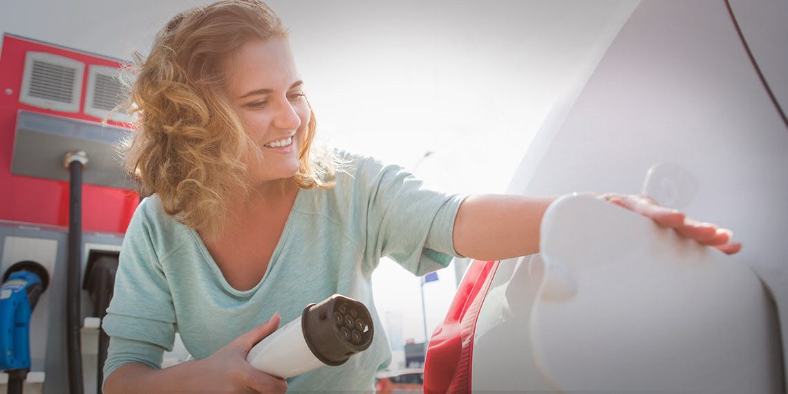 Femme recharger voiture électrique