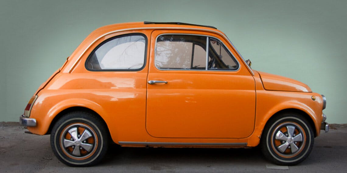 voiture ancienne marque italienne couleur orange 