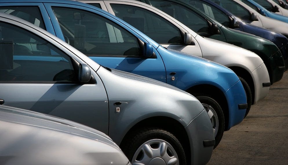 Le marché de l’auto en octobre : le neuf plonge, l’occasion bondit