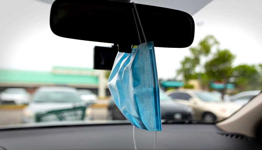 A-t-on le droit de conduire avec un masque accroché au rétroviseur de sa voiture ?