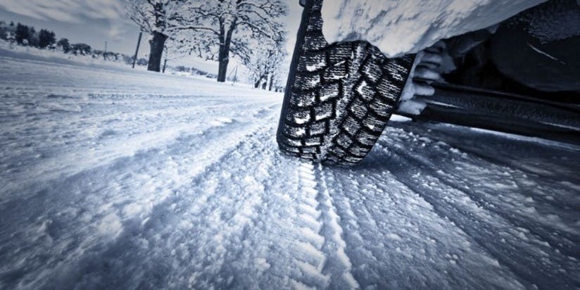 Rouler sur la neige : toutes nos astuces pour conduire en montagne - Direct  Garantie