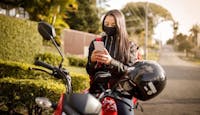 femme assise moto téléphone