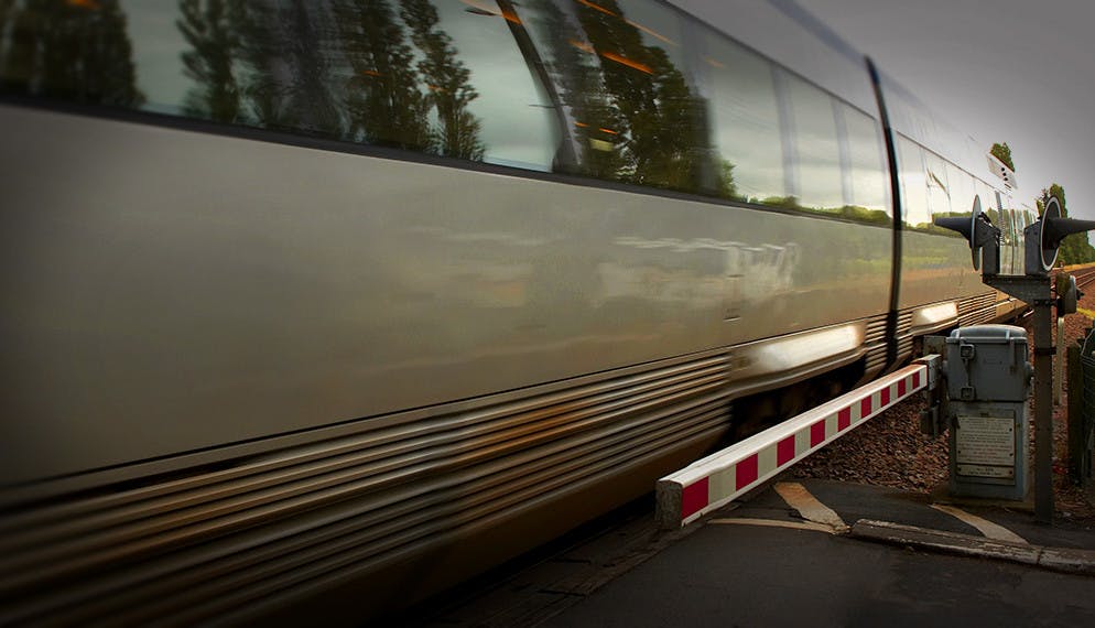 Un train peut en cacher un autre