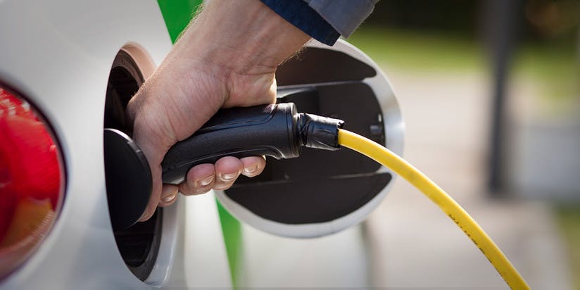 Voiture électrique : les stations-service vont devoir se réinventer pour  survivre