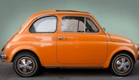 voiture ancienne marque italienne couleur orange 