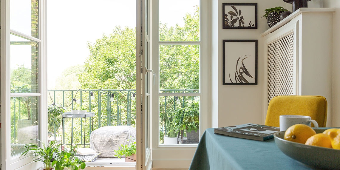 fenêtre ouverte sur balcon verdure