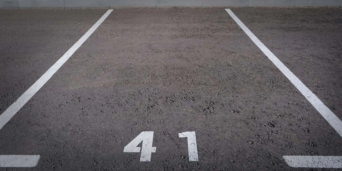 détails place de parking avec numéro