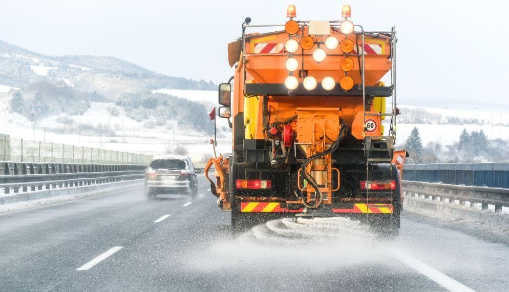 Hiver : comment prévenir les dégâts du sel sur les routes ?