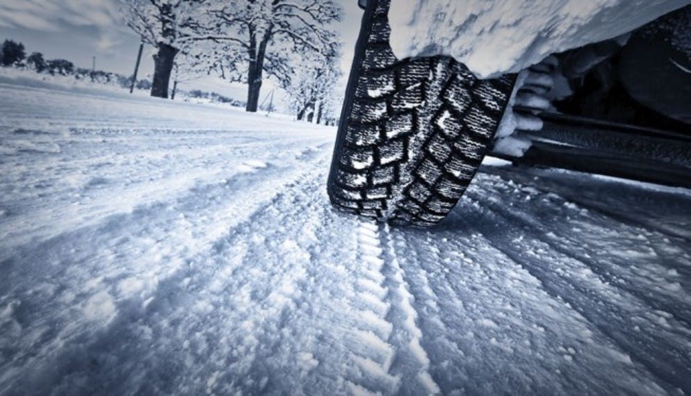 Vague de froid : givre sur le pare-brise, pression des pneus