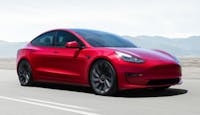 voiture électrique Tesla Model 3 rouge