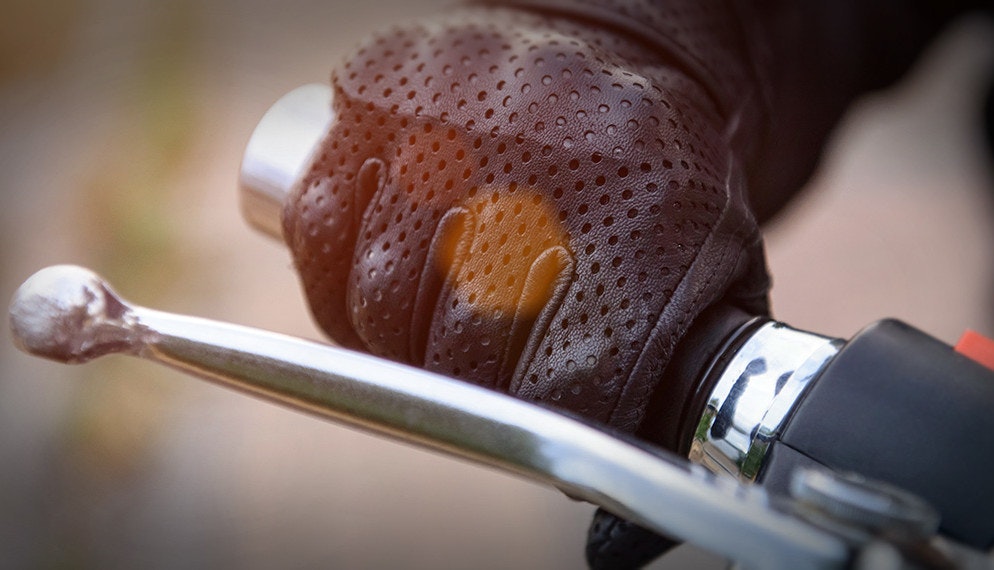 En cas de chute en moto : des mains mieux protégées.