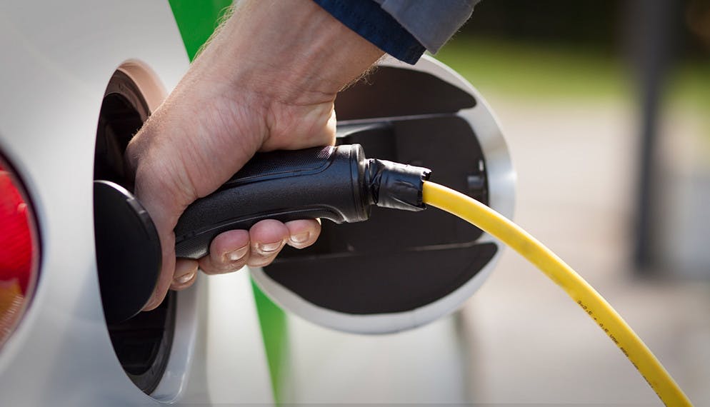 Achat de voitures : comment choisir entre véhicule thermique et électrique ? Les critères de comparaison.