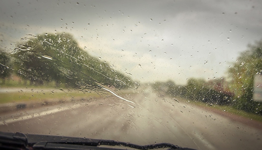 Pluie et grêle au volant : attention, danger !