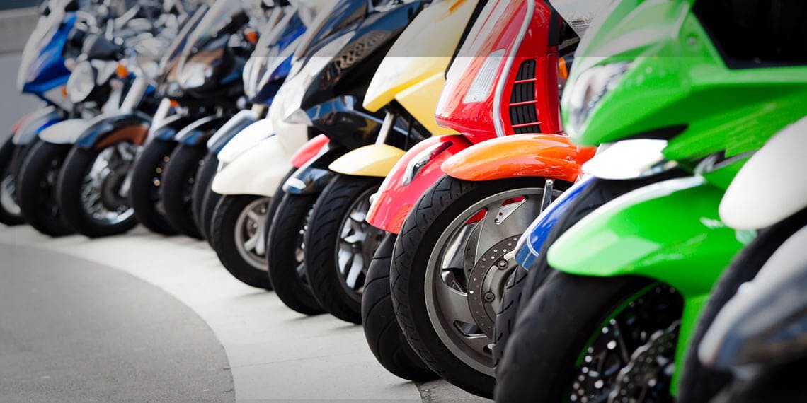 scooters motos garés parking centre ville