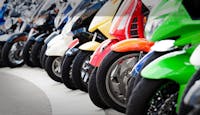 scooters motos garés parking centre ville