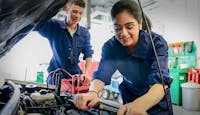 homme et femme apprenti mecanicien moteur voiture