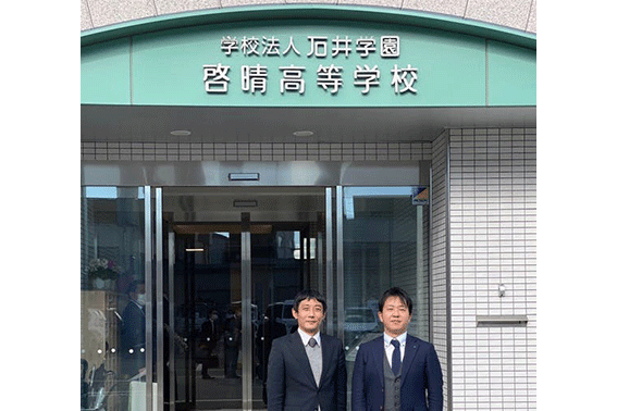 日置先生(写真左)と堀FA(写真右)