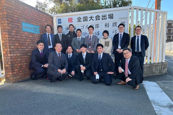 写真)近畿大学付属高等学校の先生方と下村マネージャー、高堂マネージャー、南FA、児玉FA、西野FA、金子マネージャー