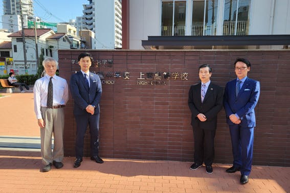 （写真左より）和気先生、大野FA、殿井副校長、永田マネージャー