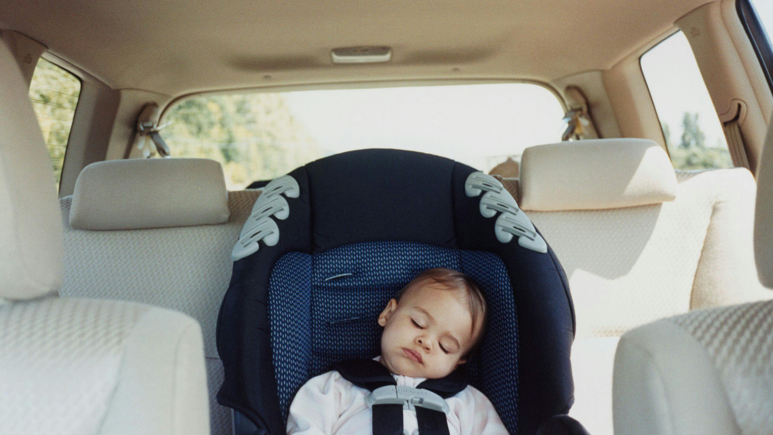 AXA Luxembourg - Quelle position est la plus sûre pour votre enfant en voiture ?
