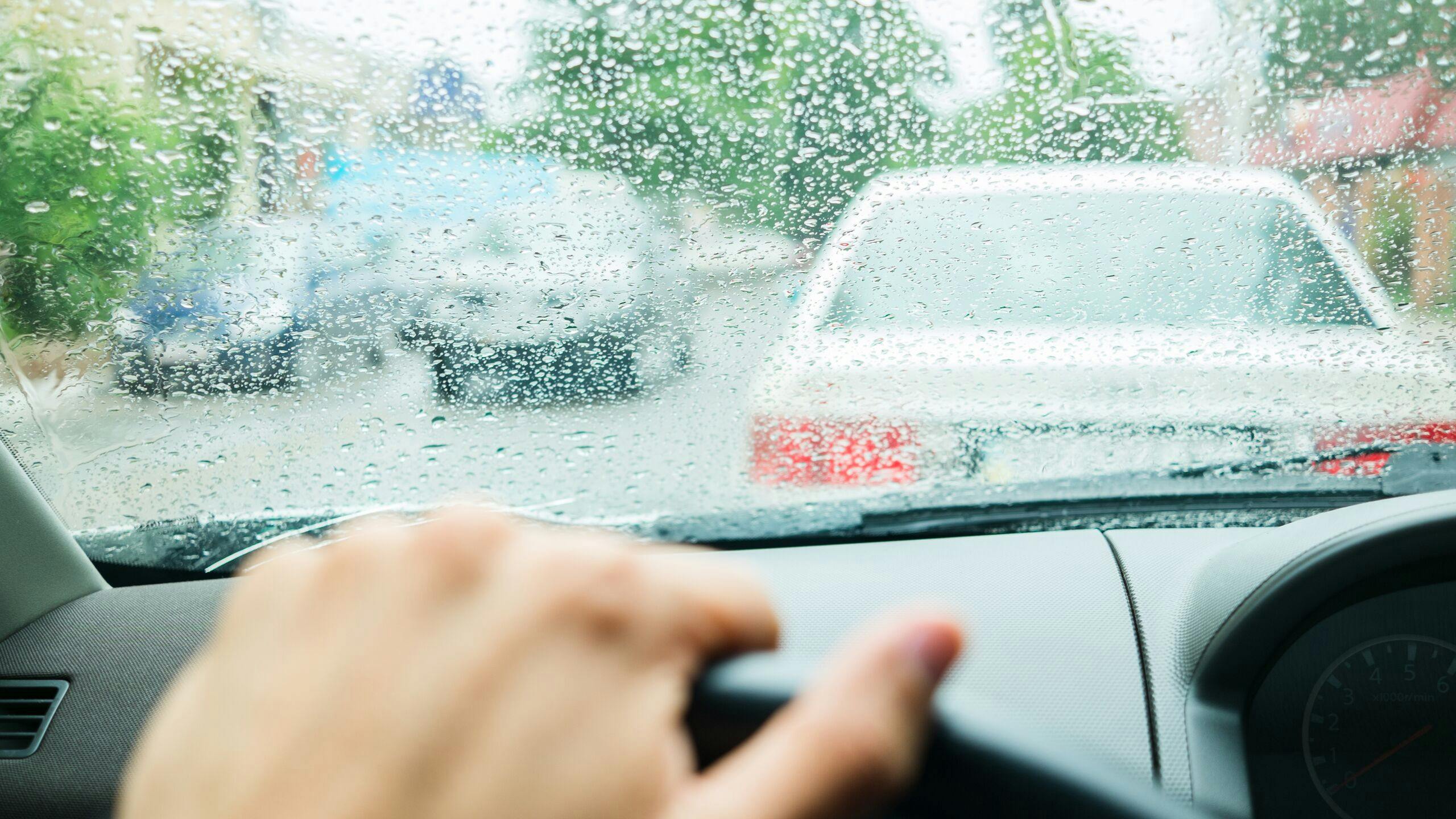 AXA Luxembourg : que faire sur la route en cas de pluies diluviennes ?