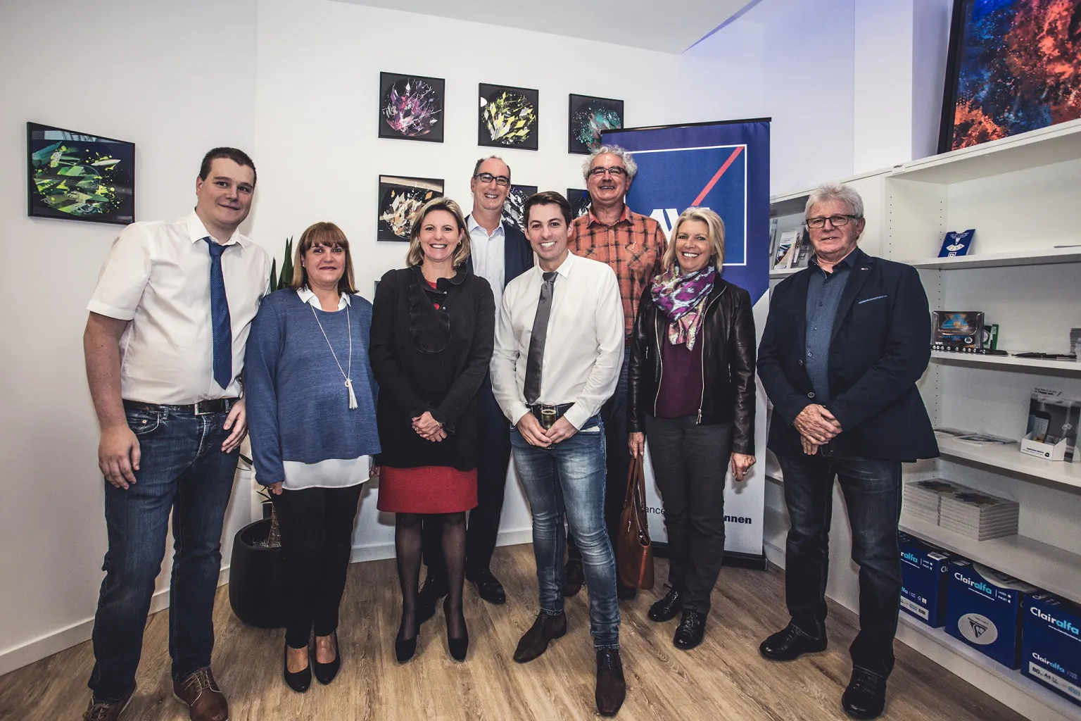 de gauche à droite : Jérémy Ben-Si-Amar, Marie-Antoinette Marquet (Agence AXA Junglinster), Marie-Hélène Massard (CEO AXA Luxembourg),  Gilles Baum (Député), Alex Heideirscheid (Agence AXA Junglinster), Jean Boden (Conseiller Communal),  Françoise Hetto-Gaasch (députée) et Gilbert Kapp (Conseiller Communal).