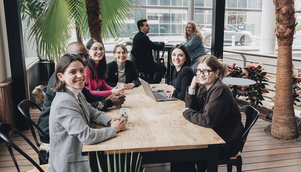 Chez AXA, nous sommes persuadés que pour bien prendre soin de nos clients, nous devons commencer par bien prendre soin de nos collaborateurs ! C’est pour cette raison que nous menons une politique RH engagée qui favorise la diversité, préserve l’équilibre vie privée-vie professionnelle et accélère le développement des compétences et des carrières.